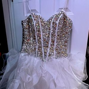 WHITE GOWN FROM ESTELLES. SIZE SMALL! ONLY WORN ONCE!🤩✨